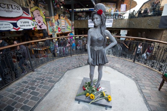 Levensgroot standbeeld Amy Winehouse onthuld in Londen