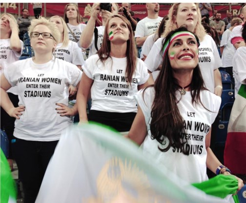 Darya Safai (vooraan rechts) voerde in Polen actie tegen het Iraanse stadionverbod voor vrouwen.
