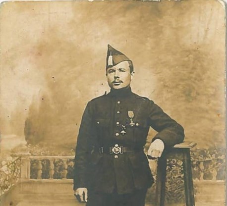 Regimentsarts Albert Liessens is in september verantwoordelijk voor de evacuatie van de militaire ziekenhuizen van Lier. CORRECTIE. (16/10/2014) Deze foto toont niet Albert Liessens, maar zijn stadsgenoot Joseph Cieters. De foto is eigendom van de werkgroep Ninove & De Groote Oorlog.