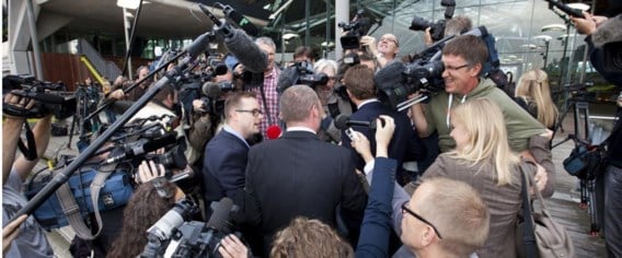Dimitri Bontinck wordt belaagd door journalisten en cameramensen. Het proces begon vandaag onder een massale persbelangstelling.