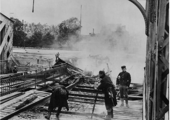 Belgische ingenieurs blazen in Dendermonde de brug over de Dender op om de Duitsers tegen te houden.