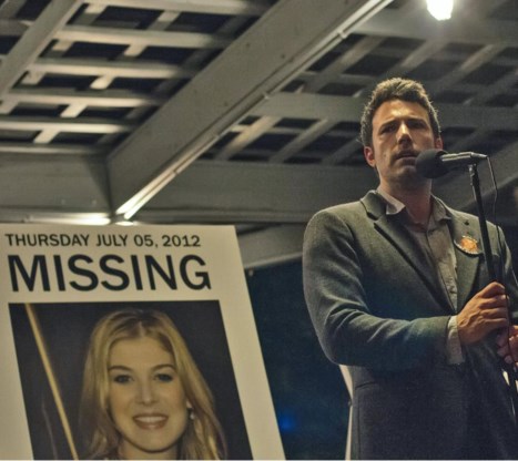 Als Nicks (Ben Affleck) vriendin verdwijnt, laten de media hem niet meer los. Een knipoog naar het turbulente liefdesverleden van Affleck.