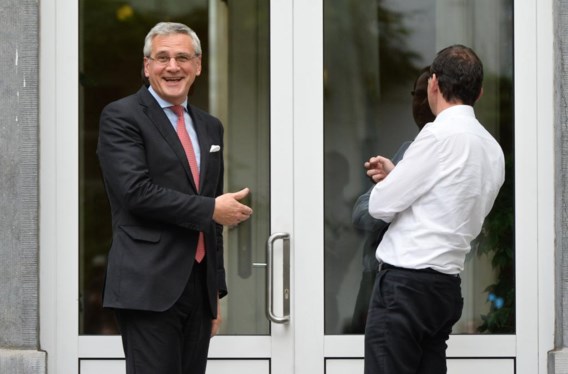 Bijna dertig uur lang onderhandelen over de toekomst van het land: geen probleem voor toponderhandelaars als Kris Peeters, Wouter Beke en Koen Geens, alledrie van CD&V. Maar terug binnenraken? Dat bleek andere koek. Meermaals stonden ze voor een gesloten deur te koekeloeren. Verweesd, wachtend op hulp.