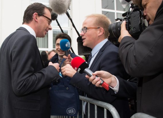 ‘Neen, Sven liep niet in de weg’, zegt Michaël Van Droogenbroeck (midden, achter microfoon).