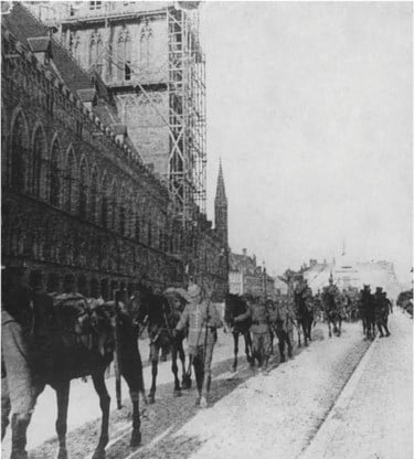 De Duitse 3. Kavallerie-Division in Ieper, 7 oktober 1914. Duitse cavalerietroepen hebben Ieper een dag bezet, nog voor de aanvang van de Eerste Slag. Van die doortocht zijn slechts enkele foto’s bekend.