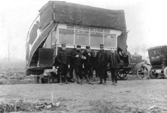 Een van de bussen die de Britten op hun terugtocht achterlaten, wordt ingelijfd door het medische team van De Moor.