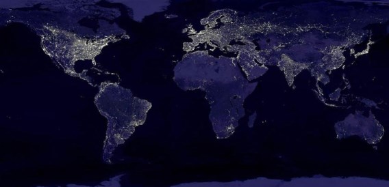 De aarde bij nacht. Dank zij de blauwe ledlamp kunnen de donkere delen van de wereld aansluiten bij de rijke.