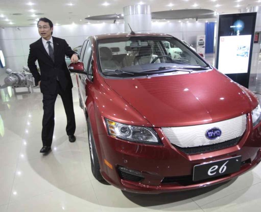 Liu Xueliang, topman van BYD, naast de e6.