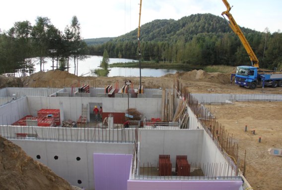 De werken aan kuuroord Elaesa, aan een waterplas op de mijnterril, zijn volop bezig.