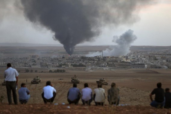 Turkse Koerden volgen vanaf de Turks-Syrische grens de strijd om Kobani. 