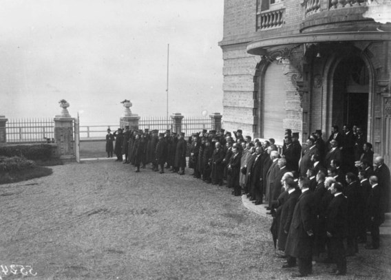 Officieren en ambtenaren van het ministerie van Oorlog aan ‘L’Hôtellerie’, de zetel van de Belgische regering in Le Havre.