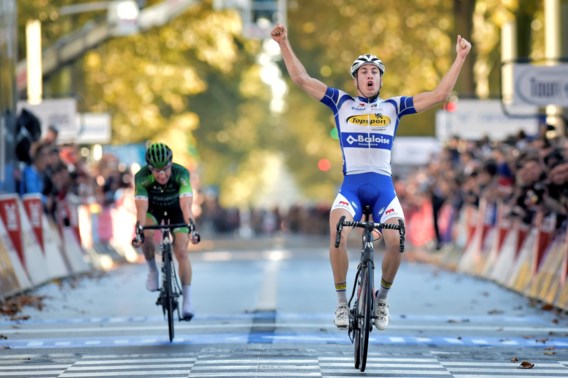 Jelle Wallays geeft Voeckler het nakijken en sprint naar zege in Parijs-Tours