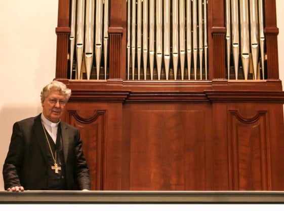 Bisschop Luc Van Looy bij het gerestaureerde orgel.