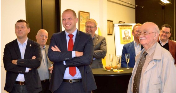 Staatssecretaris Theo Francken op het verjaardagsfeestje van eresenator Bob Maes (rechts), in de oorlog lid van enkele foute organisaties.