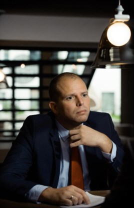 Theo Francken kwam voor de tweede dag op rij in zwaar politiek onweer terecht.