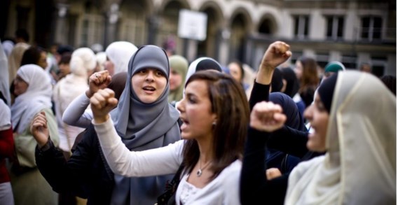 Raad van State: 'Moslimmeisjes mogen hoofddoek dragen op school'