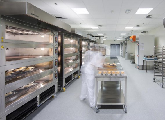In een van de laboratoria testen onderzoekers de kwaliteit van de gebakken producten.