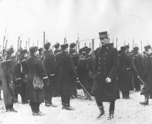 Koning Albert profileert zich nadrukkelijk als opperbevelhebber van het leger en oogst daarmee respect in binnen- en buitenland.