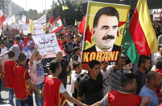 Koerdische betogers in Beiroet dragen een foto mee van PKK-leider Öcalan en eisen dat Turkije de Syrische Koerden in Kobani, belaagd door IS, helpt redden.