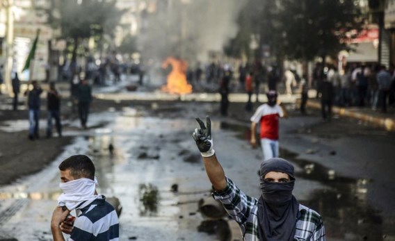 Koerden betogen tegen de Turkse politie in de Turkse stad Diyarbakir. Ze zijn boos omdat de Turkse regering geen actie onderneemt om de Koerdische strjjders te helpen die vechten tegen IS in Kobani.