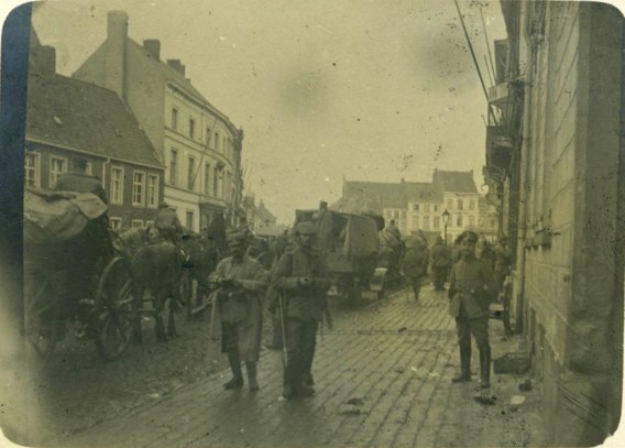 Twee foto’s van 20 oktober 1914: Roeselare wordt bezet door de Duitsers.