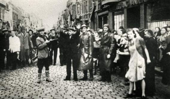 Collaborateurs in de straten van Roeselare, 8 september 1944.