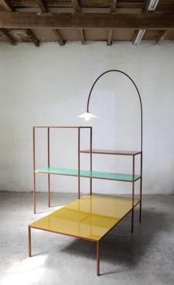 Tafel, rek en lamp ineen: poëtisch en eerlijk.