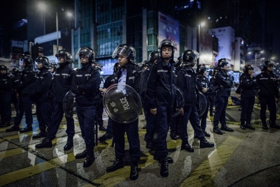Politie deelt klappen uit aan demonstranten Hongkong