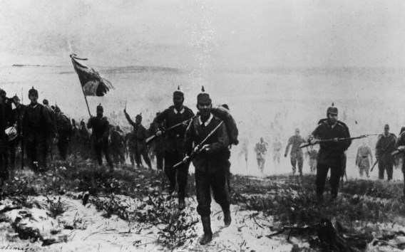 Jonge Duitse soldaten trekken ten strijde in Langemark. Of ze ondertussen uit volle borst ‘Deutschland über alles’ zingen zoals de legende wil, valt te betwijfelen.