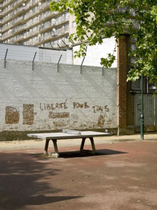 Te midden van beton, prikkeldraad en een vastgenagelde pingpongtafel dromen jongeren van vrijheid.