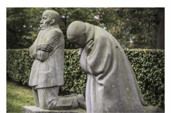 ‘Het treurende ouderpaar’ van Käthe Kollwitz in Vladslo: verdriet en zelfverwijt.