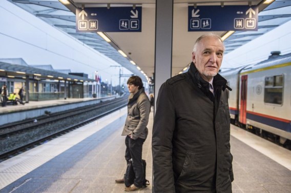 Jo Cornu op het treinperron van Sint-Niklaas: ‘De mensen die denken dat er mirakels mogelijk zijn, zullen heel ontgoocheld zijn.’