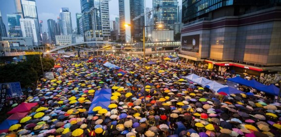 Betogers voor meer democratie in Hongkong hebben gisteren gedurende 87 seconden hun paraplu weer geopend. Een symbolisch getal, verwijzend naar de 87 keren dat de Hongkongse politie precies een maand geleden traangas inzette tegen protesterende studenten. De bezetting van een aantal straten duurt inmiddels voort.