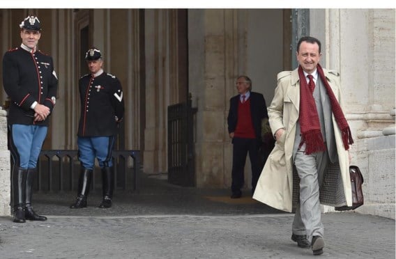 De advocaat van een voormalige maffiabaas verlaat het presidentieel paleis in Rome, waar de president achter gesloten deuren getuigde.