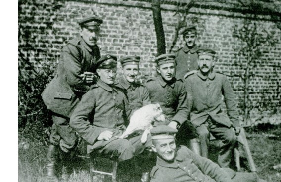 Hitler, zittend, helemaal rechts