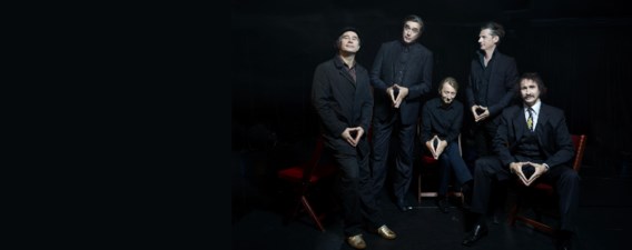 Blixa Bargeld (2de van links): ‘Ha, de optelsom van Einstürzende Neubauten + lawaai = oorlog, niet? Maar een vreselijk verhaal moet je mooi vertellen.’