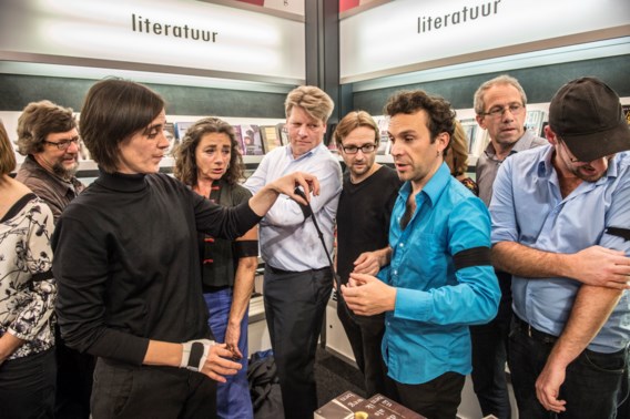 Enkele auteurs van DBBA hadden donderdagavond op de Boekenbeurs een rouwband om. Van links naar rechts: Gaea Schoeters, Geertrui Daem, Marc Reugebrink, Bart Van Loo, Jeroen Theunissen, Koen Peeters en Piet Joostens.