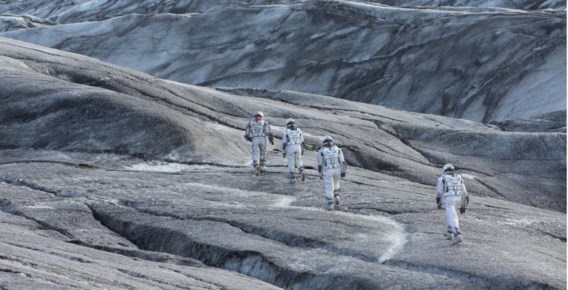 De buitenaardse beelden werden opgenomen in IJsland. Extra realistisch en heerlijk ouderwets. 