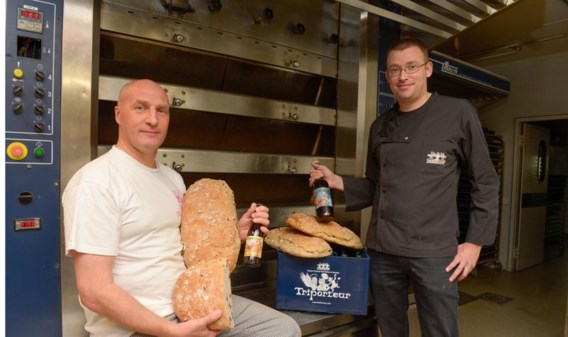 Bakker Jan Dierickx Visschers (links) en brouwer Bert Van Hecke (rechts) met Rozie Rosa bier en brood.