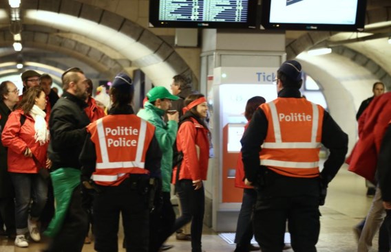 Politieagenten wezen betogers de weg.