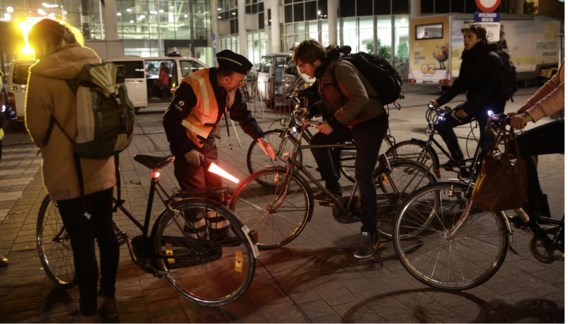 Wiens fietsverlichting niet in orde was, kreeg een boete van 55 euro.