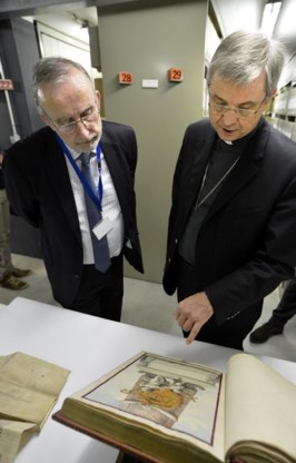 Michel Oosterbosch, archivaris van het Rijksarchief Antwerpen-Beveren, bekijkt met bisschop Johan Bonny een van de duizenden waardevolle archiefstukken. 