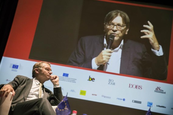 Guy Verhofstadt (Open VLD) en medevoorzitter Philippe Lamberts (Les Verts) sprongen op het Europacongres in voor Juncker en Delors.