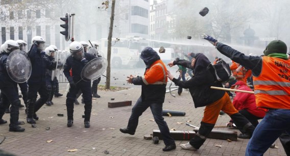 De dokwerkers die donderdag een heus gevecht voerden met de politie, zouden dezelfde zijn als deze die in april rel schopten op het Schumanplein. 