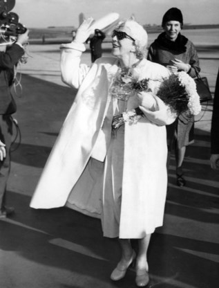 De ‘rode koningin’ Elisabeth keert terug uit het Oostblok. Achteraan in beeld: haar dochter Marie-José, ex-koningin van Italie.