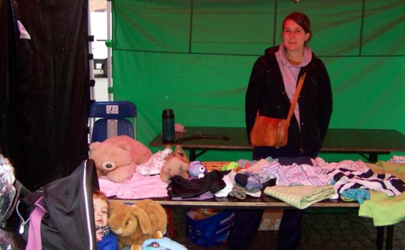 Een stand met knuffels en textiel op de weggeefmarkt.