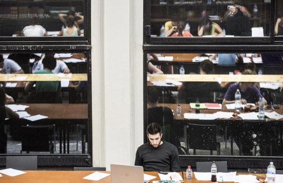 Studenten blokken in publieke ruimtes in de hoop te slagen. Want anders dreigen nu problemen.