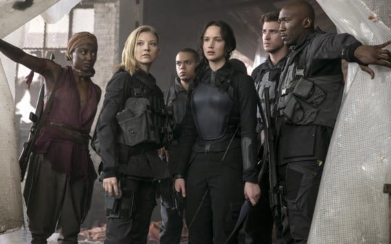 Burn-out lonkt? De strijdvaardige Katniss (vierde van links) moet tegenwoordig vooral veel tranen plengen en zuchten.