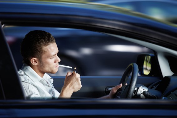 In de auto zitten met een roker is al schadelijk na één uur