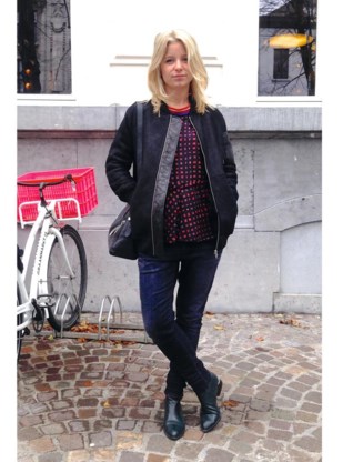 Yasmin Weyn (25) assistent-winkelmanager. ‘Ik vind dat ik er te lief en jong uitzie, daarom mag mijn outfit best wat stoerder zijn. Een sportieve look met bomberjack en sneakers is perfect voor mij. Het liefst wel in donkere kleuren, het moet niet te fitness worden (lacht). Af en toe wijk ik af van mijn basislook en sluipt er een speciaal item in mijn kast, zoals deze top. Op zich vind ik hem misschien iets te frêle, maar met die sportkraag kan het wel.’
Top, Marni, € 590 - Bomberjack, R13, € 3.170
